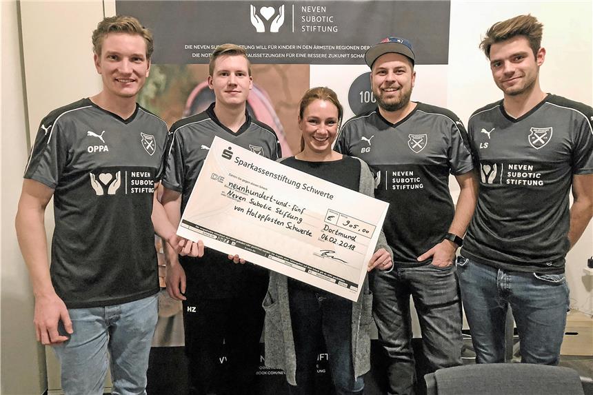 Holzpfosten Schwerte 05: 1191 Euro für die Neven-Subotic-Stiftung Die Holzpfosten-Verantwortlichen Jonas Becker, Hendrik Ziser, Benjamin Gottschein und Stefan Franzke (v.li.) übergaben den Scheck an Stiftungsmitarbeiterin Janine Christoph