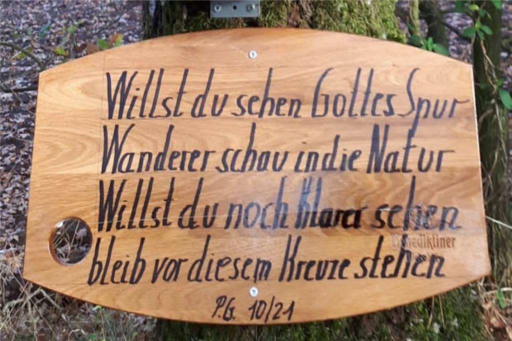 Spurlos verschwundenes Wegekreuz hängt plötzlich wieder am Baum Die Holztafel unter dem Wegekreuz wurde vergrößert.