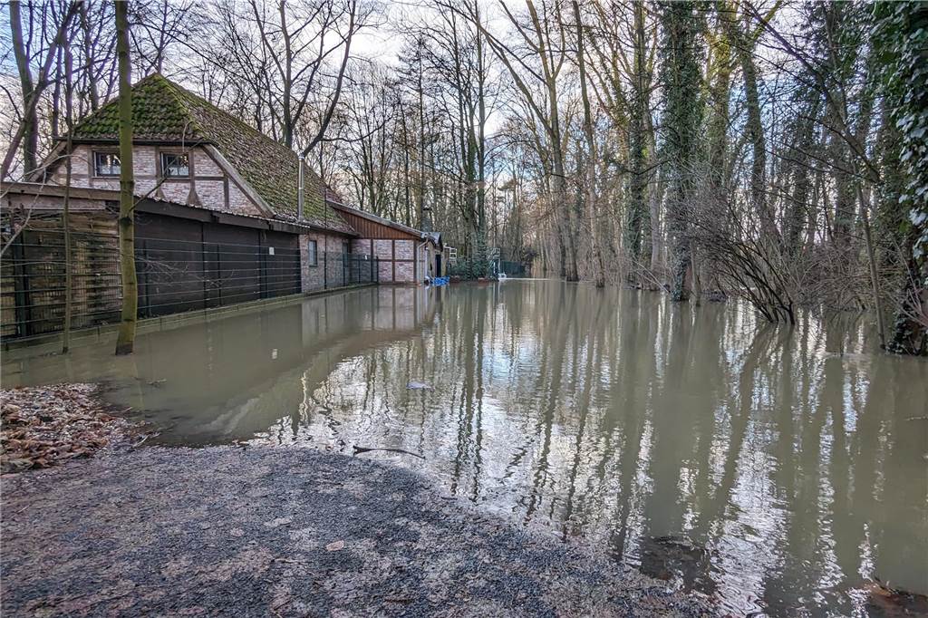 Hochwasser erwischt die Freilichtbühne: Straßensperren nötig Blick auf den überfluteten Fußweg vom Stadtpark zur Freilichtbühne Werne.