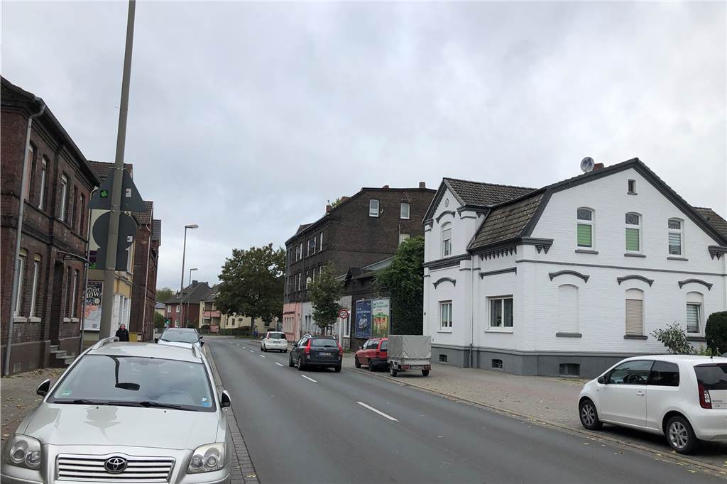 Hostedder Straße: Kaum Aussicht auf durchgängiges Tempo 30 Die Hostedder Straße gilt als innerörtliche Hauptverkehrsstraße, die Stadtteile wie Derne, Hostedde, Grevel und Lanstrop miteinander verbindet