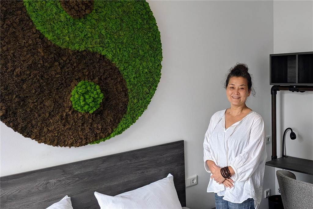 Susanne Timm und Uli Schmerer eröffnen Hotel auf Zechengelände Betreiberin Susanne Timm steht vor einem atmungsaktiven Moosbild.