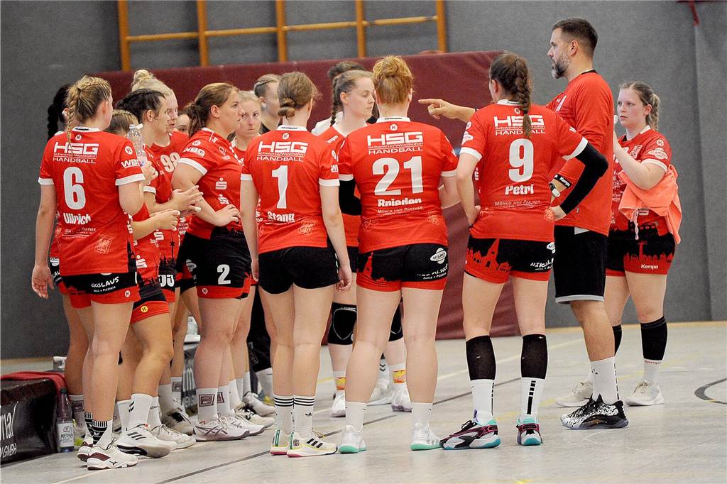 HSG Schwerte/Westhofen und HVE Villigst-Ergste in einer Liga: Das sind die Saisonziele Die HSG Schwerte/Westhofen mit Trainer Peter Hengstenberg in der Auszeit eines Testspiels.