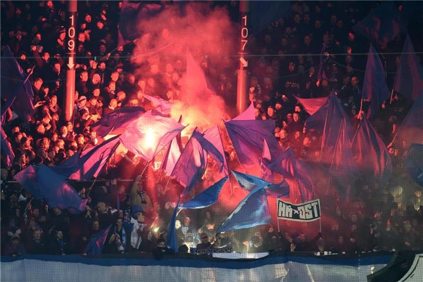 Nach Vorfällen in Bremen: HSV muss 80.000 Euro bezahlen Die HSV-Fans hatten in Bremen Pyrotechnik abgebrannt. Foto: Carmen Jaspersen