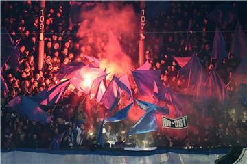 Die HSV-Fans hatten in Bremen Pyrotechnik abgebrannt. Foto: Carmen Jaspersen