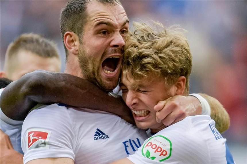 Nachholspiel bei Dynamo Dresden: HSV will an die Spitze Die HSV-Stürmer Pierre-Michel Lasogga (l) und Jann-Fiete Arp wollen die Hanseaten an die Tabellenspitze schießen. Foto: Axel Heimken