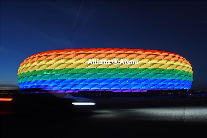 Deutschland gegen Ungarn: UEFA verbietet Regenbogen-Illumination der Allianz Arena Die Hülle der Allianz Arena leuchtete 2016 anlässlich des Christopher Street Days in Regenbogenfarben.