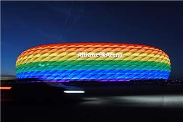 Die Hülle der Allianz Arena leuchtete 2016 anlässlich des Christopher Street Days in Regenbogenfarben.