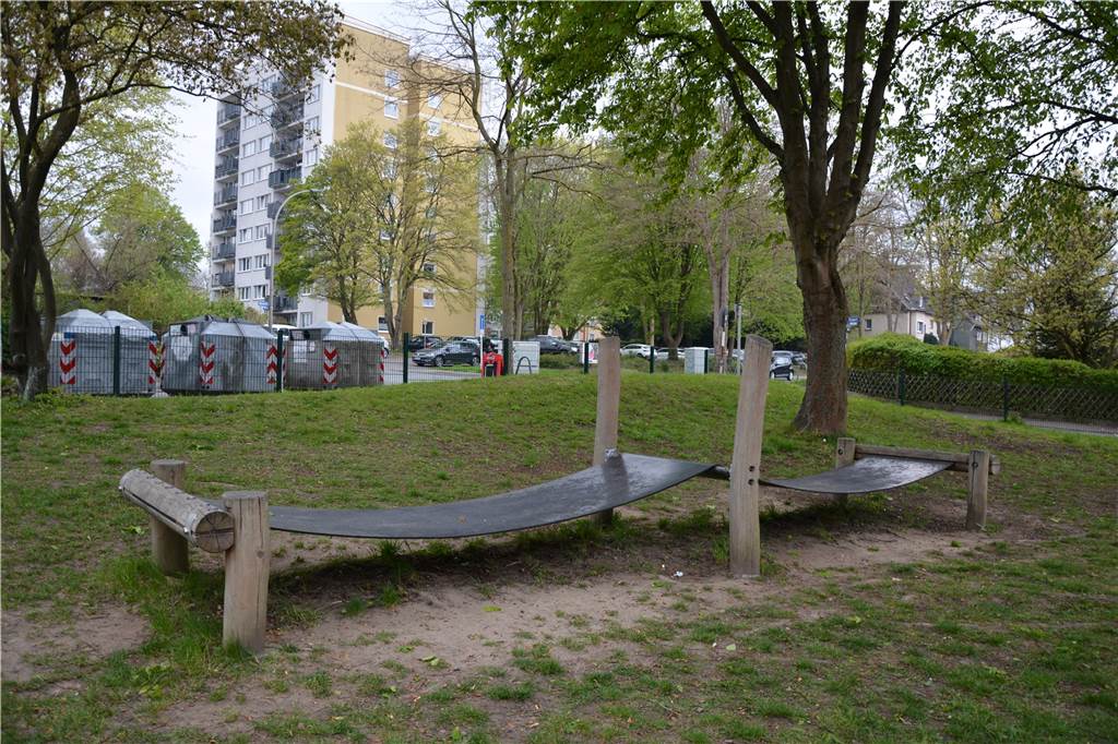 Dortmunder Spielplatz überzeugt mit Geisterbahn-Stil – und ganz neuen Geräten Die Hüpfbahn stand schon vor der Neugestaltung auf dem Spielplatz an der Akazienstraße.