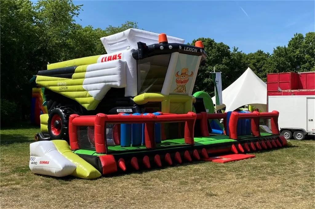 75 Jahre KLJB St. Georg Vreden – eine Geschichte mit Kunderdanz und Bierbike Die Hüpfburg im Maßstab eins zu eins wird zu einem besonderen Highlight beim Familienfest.