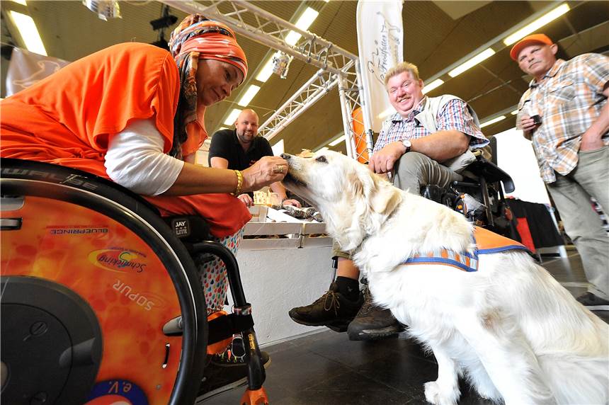 Die Messe „Bello“ in der Europahalle bietet Programm für Herrchen und Hund Die Hundetrainerin Filiz Erfurt (l.) ist mit ihren Behindertenbegleithunden wieder bei der „Bello“.