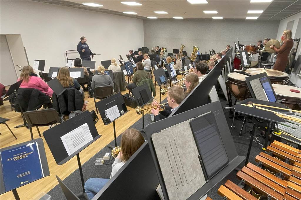 Husaren und Männerchor auf einer Bühne: „Gänsehautmomente“ in der Kirche Husarenkapelle probt in der Marienschule