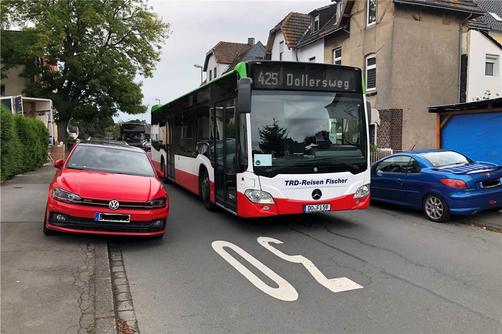 Die Husener Eichwaldstraße ist eng. Noch enger wird's dort, wenn auch Linienbusse diese Straße als Umleitung nutzen müssen, weil die Wickeder Straße gesperrt ist, wie zuletzt mehrfach geschehen