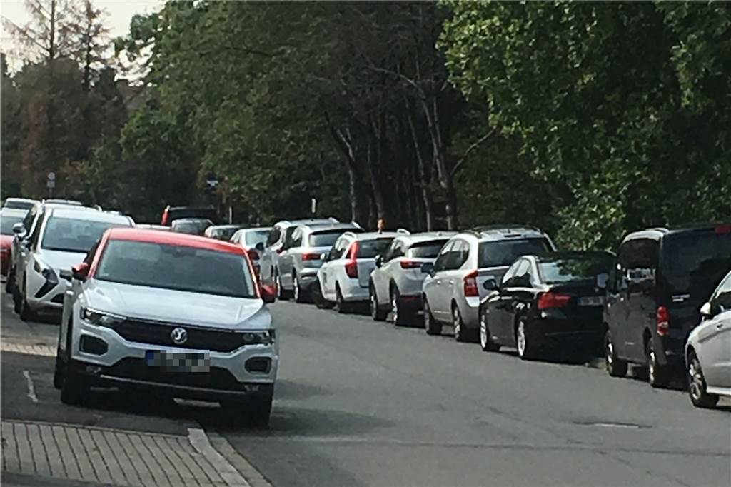 Nach Tagesbruch in Husen: Anwohner fürchten um Sicherheit der Kinder Die Husener Eichwaldstraße ist häufig stark belastet.