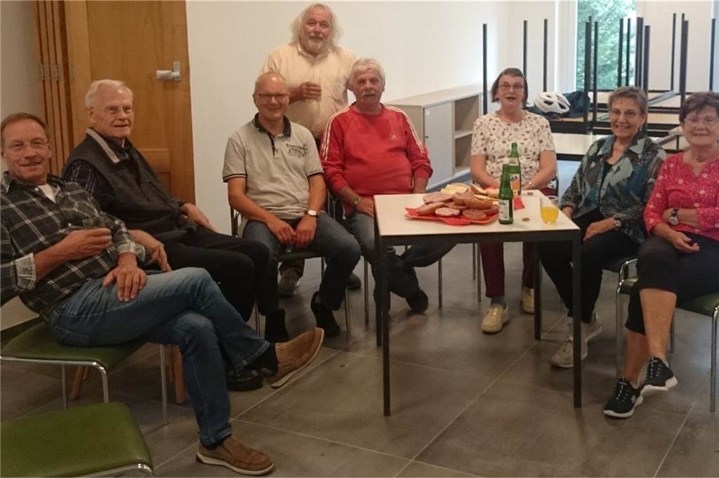Awo ist umgezogen - und will demnächst BVB-Spiele zeigen Die Husener Mitglieder des Awo-Ortsveeins Asseln/Husen/Kurl können sich künftig in modernen Räumen an der Husener Straße treffen
