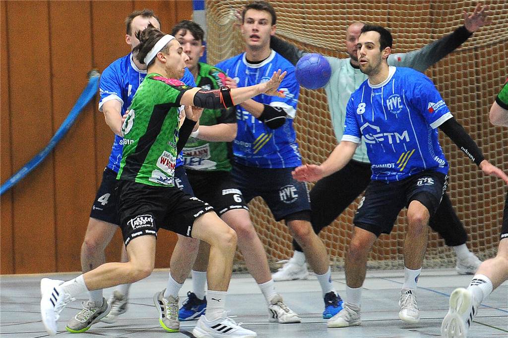 HVE stellt Liga-Überflieger vor Probleme: Aber nach der Pause dreht der Spitzenreiter auf Drei Abwehrspieler der HVE Villigst-Ergste attackieren einen Hemeraner Gegenspieler.