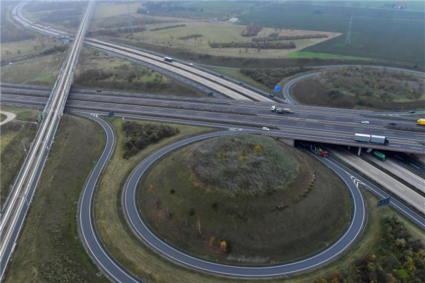 Wirtschaft warnt vor Hängepartie bei Regierungsbildung Die ICE-Neubaustrecke (l.) und die Autobahnen A71 und A4 bei Erfurt: Die deutsche Wirtschaft erwartet Weichenstellungen bei der Infrastruktur. Foto: Martin Schutt
