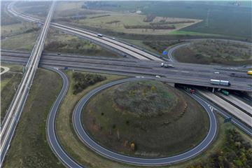 Die ICE-Neubaustrecke (l.) und die Autobahnen A71 und A4 bei Erfurt: Die deutsche Wirtschaft erwartet Weichenstellungen bei der Infrastruktur. Foto: Martin Schutt