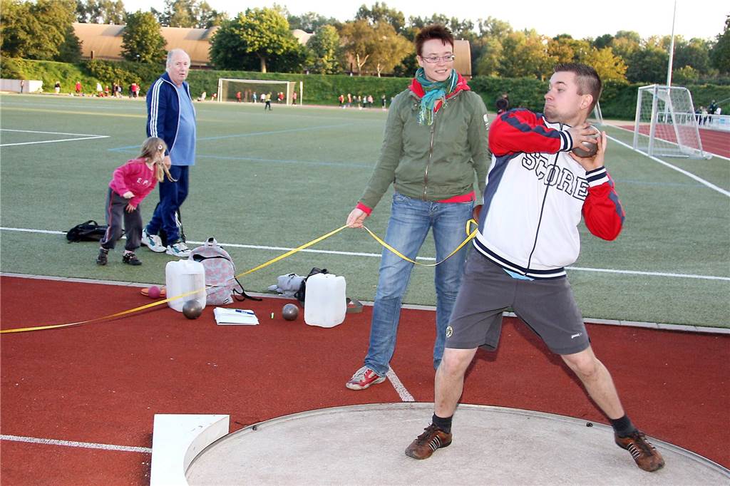 Die Sportabzeichen-Saison kann trotz Lockerung der Corona-Auflagen nicht beginnen Die Ickernerin Ute Spengler (hinten mit Maßband) nimmt mit ihrem Helfer-Team in Castrop-Rauxel die Prüfungen zum Sportabzeichen ab.