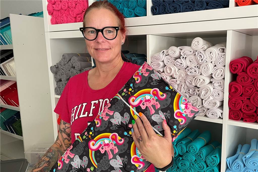 Beliebter Onlineshop eröffnet allerersten Laden – und zwar in Dortmund Die Idee zu diesem Stoff-Design hat Beate Nowitzky dem Design-Team gegeben. Sie wollte einen Stoff mit einem bunten Pony im Sortiment.