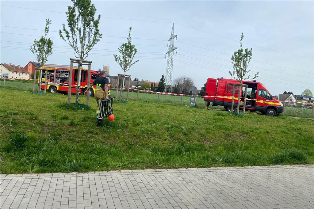 Frau entdeckt leblosen Körper in der Emscher in Castrop-Rauxel Die Identität der Leiche, die am Samstagvormittag aus der Emscher in Castrop-Rauxel geborgen wurde, steht noch nicht fest.