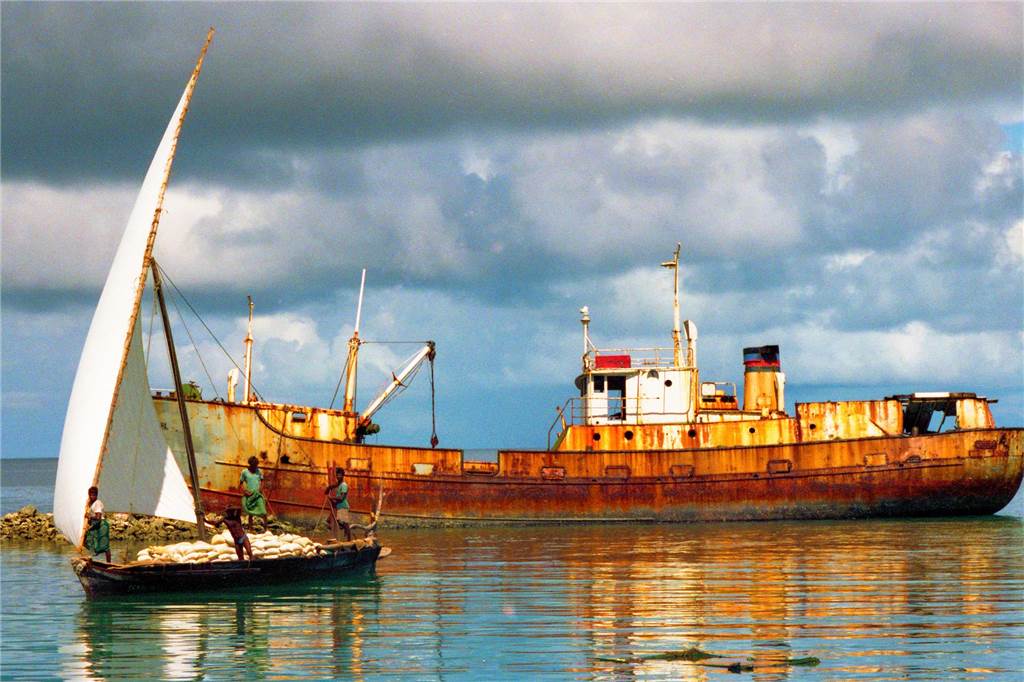 ein Boot und ein Schiff in der Hauptstadt Male der Malediven im Jahr 1985