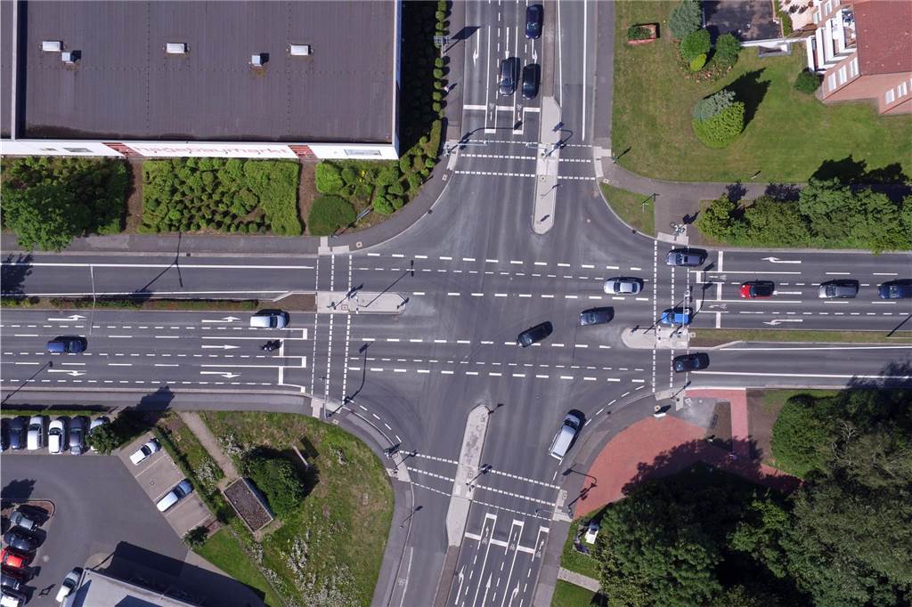 Vorrang für den Radverkehr auf der Stockumer Straße geplant Die im Juli 2017 neu gestaltete Kreuzung Stockumer Straße/Hansaring (233) mit den neuen sogenannten Fahrradangebots-Streifen. Doch die sind keine befriedigende Lösung für viele Radler.