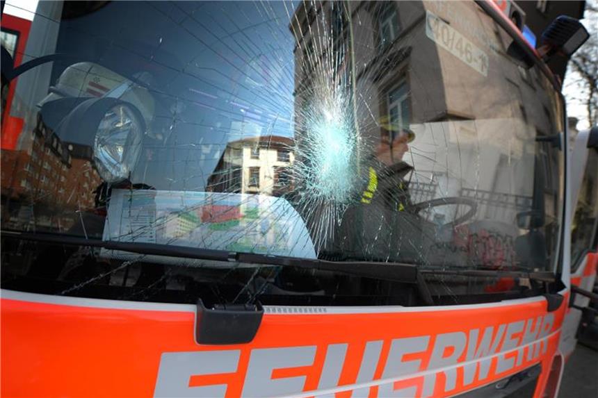 Rettungskräfte beklagen massive Gewalt bei Einsätzen Die im März 2015 während der Eröffnung des EZB-Neubaus in Frankfurt von Demonstranten zerstörte Frontscheibe eines Feuerwehrfahrzeugs. Foto: Andreas Arnold