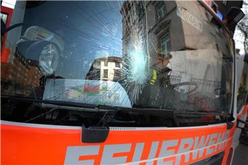 Die im März 2015 während der Eröffnung des EZB-Neubaus in Frankfurt von Demonstranten zerstörte Frontscheibe eines Feuerwehrfahrzeugs. Foto: Andreas Arnold