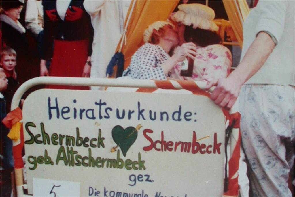 Vor 50 Jahren wurde Schermbeck fast Dorsten eingemeindet Zwei Menschen küssen sich in einer Schubkarre mit Aufschrift