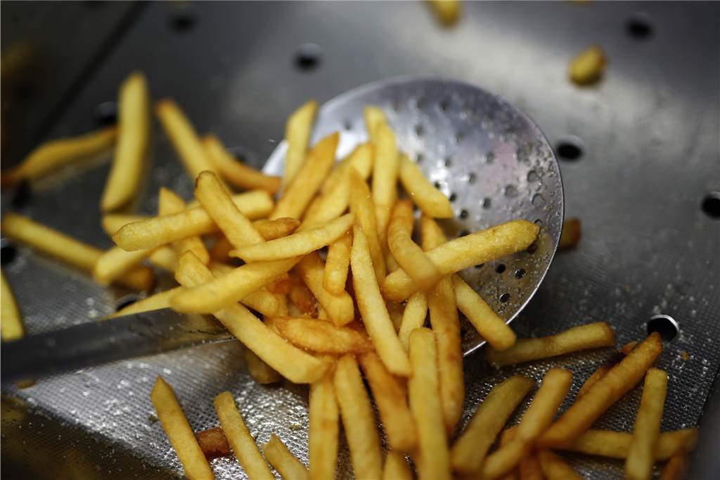 „Tag der Pommes“: Für 1,20 Euro gibt es den Snack schon lange nicht mehr Die Imbissbranche ächzt seit einiger Zeit unter den steigenden Kosten für Energie und Lebensmittel.