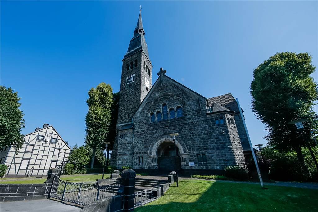 Die Immanuel-Kirche in Marten wird seit 1993 von Pfarrer Christian Höfener-Wolf geleitet.