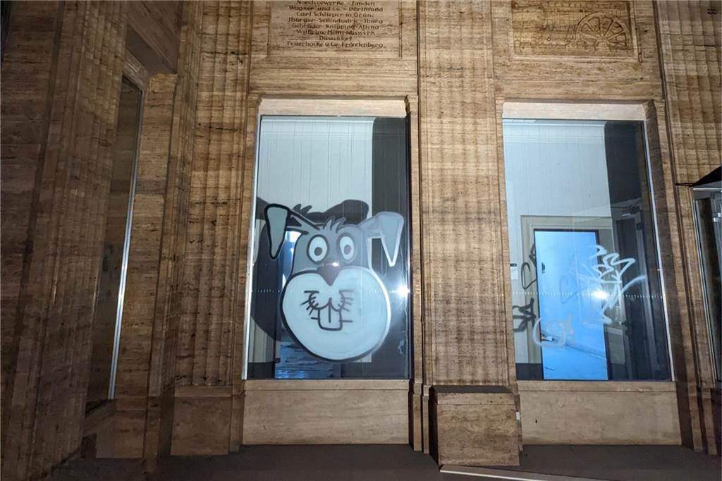 Ex-Versorgungsamt steht jetzt für 12,5 Millionen Euro zum Verkauf Die Immobilie an der Rheinischen Straße 173 hat schwer unter Vandalismusschäden gelitten, wie hier in einem der drei Lichthöfe.