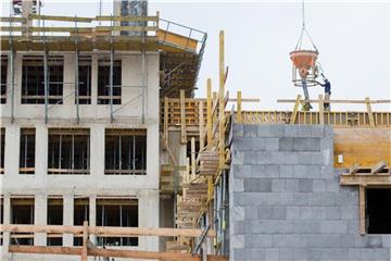 Die Immobilienbranche macht hohe Grundstückspreise und die Energiesparverordnung als Preistreiber beim Wohnungsbau aus. Foto: Rolf Vennenbernd