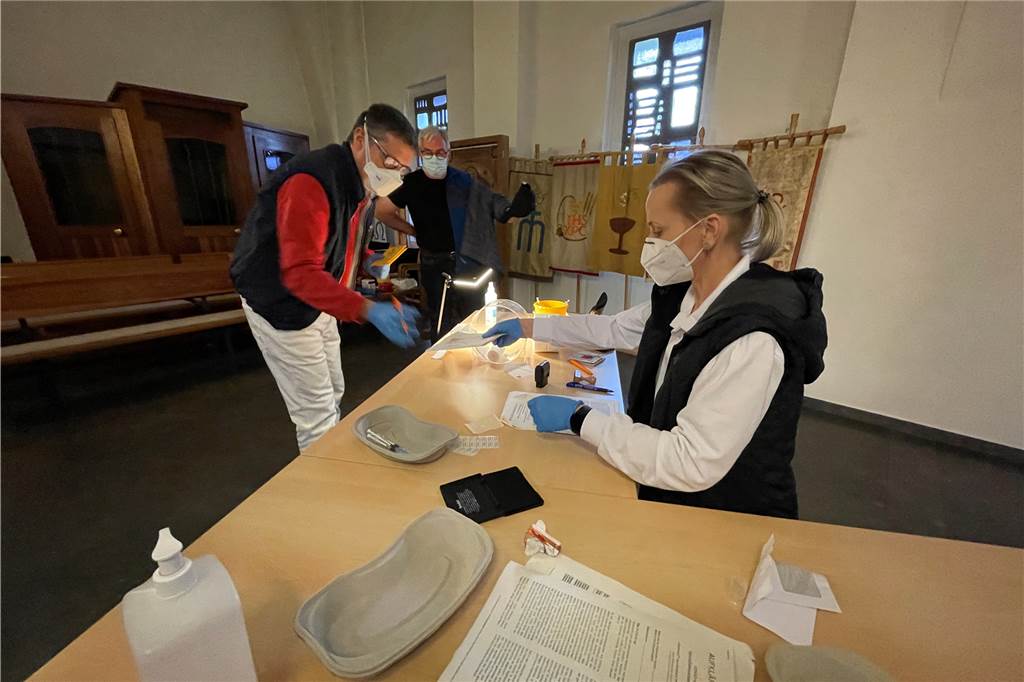 360 Castrop-Rauxeler in der Impfkirche Ickern geboostert Die Impfkirche in Ickern ist wieder da: Am 19.11.2021 verabreichten Dr. Holger Knapp und Dr. Matthias Jasper dort Booster-Impfungen gegen Sars-CoV2.