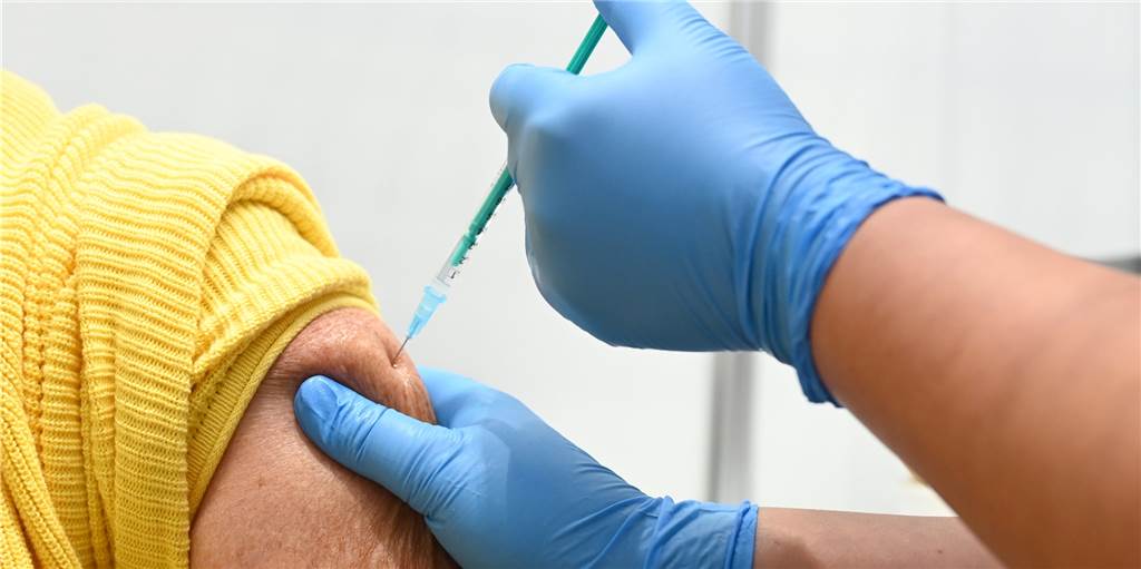 Infektionen mit dem Coronavirus nehmen in Dortmund zu - ein Todesfall Die Impfquote in Dortmund ist nahezu unverändert - auch wenn sich Menschen Auffrischimpfungen holen. (Symbolbild)