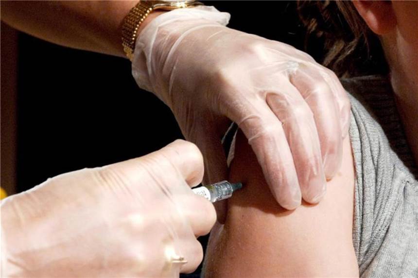 Kassen zahlen Impfung gegen Papillomviren auch für Jungen Die Impfung gegen humane Papillomviren (HPV) wird künftig auch für Jungen in Deutschland von der Kasse bezahlt. Foto: Mick Tsikas/EPA