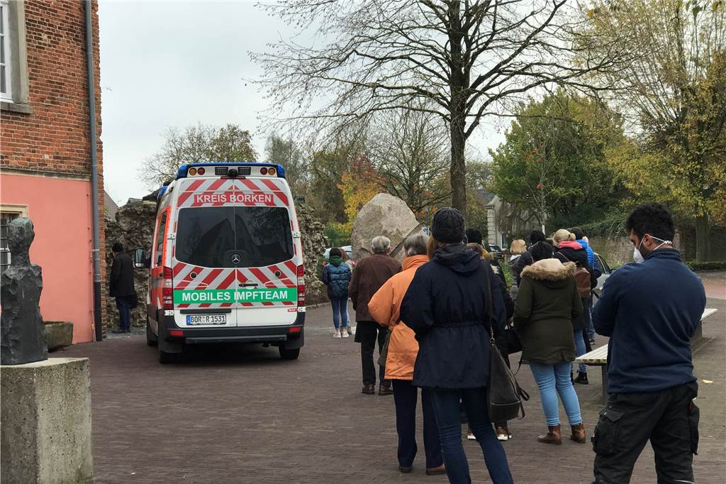 Booster-Impfungen: Menschen in Vreden stehen stundenlang Schlange Die Impfwilligen mussten teilweise stundenlang warten, bis sie endlich an der Reihe waren.