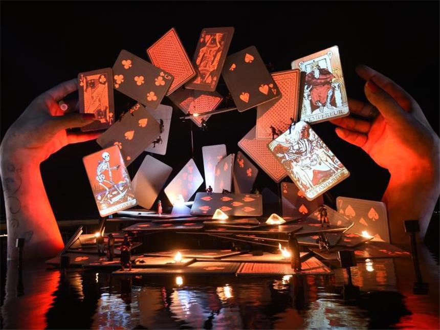 Oper mit Gewitter: Bregenzer Festspiele zeigen "Carmen" Die imposante Kulisse bietet viel Spielraum für die Inszenierung. Foto: Felix Kästle/Archiv