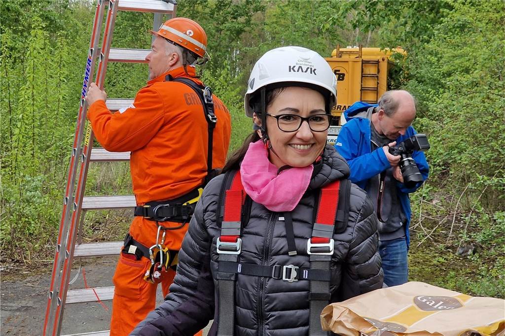 Pinke Riesen-Krone auf Förderturm: Sie ist Teil eines größeren Kunstprojektes Die in Hamm lebenden Künstlerin Nuray Cetinkaya hat die pinke Krone für Herbern geschaffen.