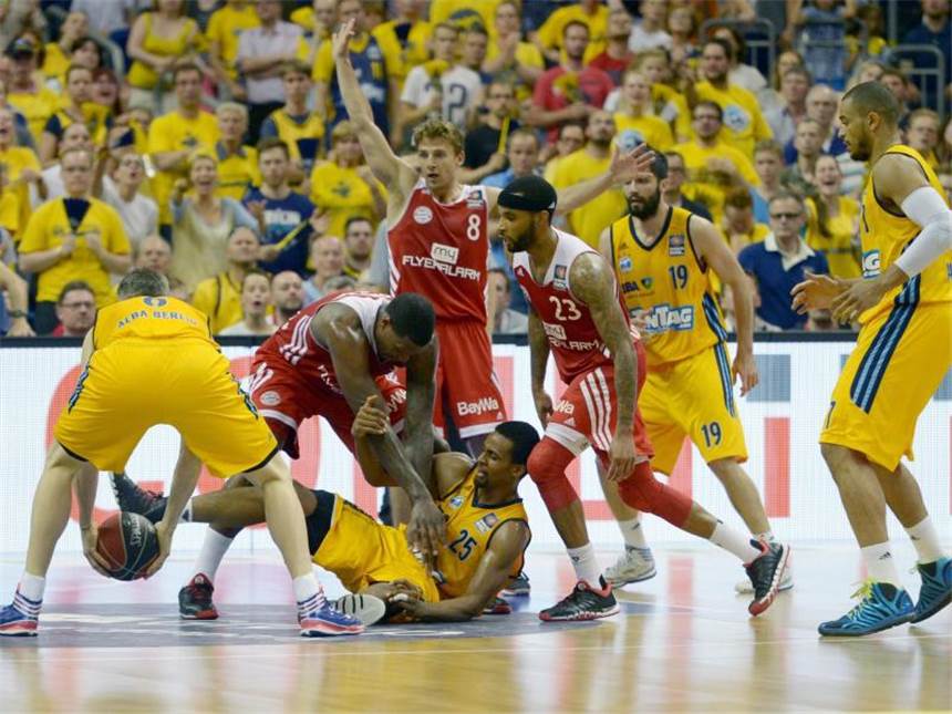 Finalerfolg über ALBA: Bayern auf dem Basketball-Thron Die in rot spielenden Bayern haben den Ball an ALBA verloren. Foto: Rainer Jensen