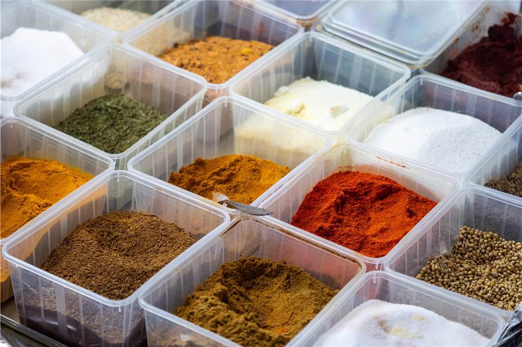 Mohammad Rahman und Anil Chamoli sorgen für die Würze im „Rice n’Spice“ Mit Gewürzen befüllte Dosen stehen auf einem Tisch im indischen Restaurant "Rice n'Spice" in Recklinghausen.