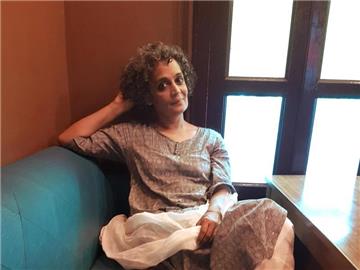 Die indische Schriftstellerin Arundhati Roy in einem Café in Alt-Delhi. Foto: Nick Kaiser