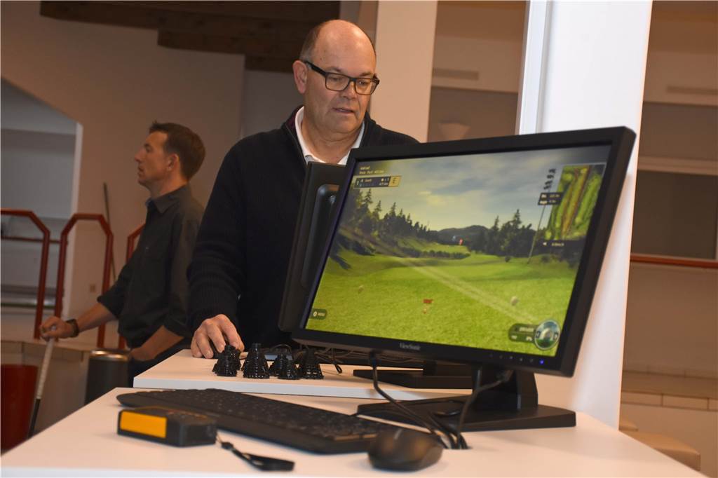 Golfhalle Münsterland: So sieht es in der neuen Nordkirchener Indoor-Golfanlage aus Die Indoor-Golf-Anlagen sind an Computer angeschlossen, die die Software steuern. Darüber lassen sich auch die Golfplätze steuern und verschiedenste Änderungen vornehmen.