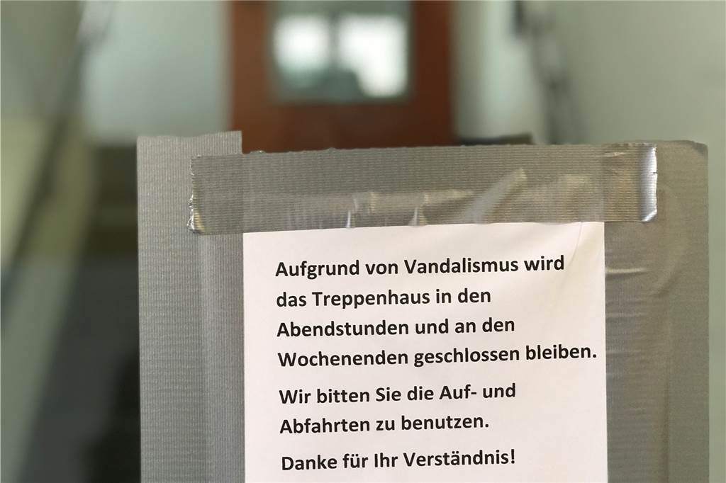 Treppenhaus im Lüner Parkhaus gesperrt: Problem stinkt zum Himmel Die Information für die Nutzerinnen und Nutzer ist nur die halbe Wahrheit.