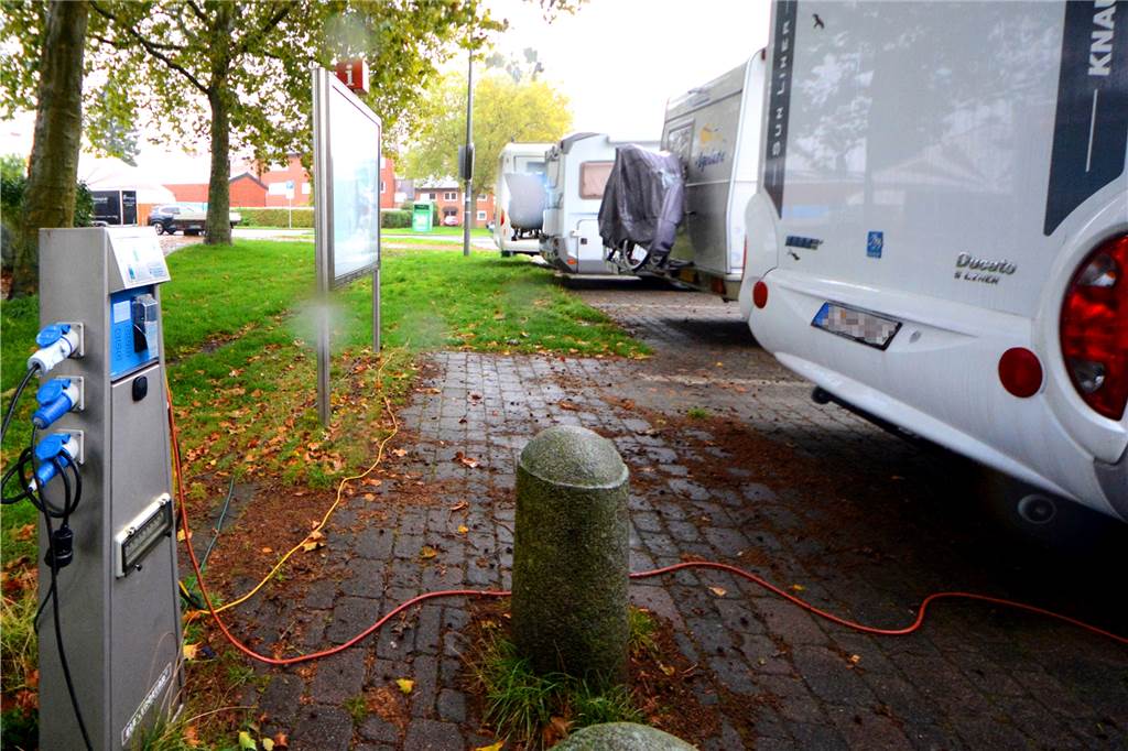 Wohnmobilstellplatz für die Gemeinde bleibt noch Zukunftsmusik Die Infrastruktur – etwa eine Säule zur Stromversorgung – stellt die Südlohner Politiker noch vor einige offene Fragen. Die sollen erst geklärt werden. Dann befasst sich der Bauausschuss nochmal mit dem Thema.