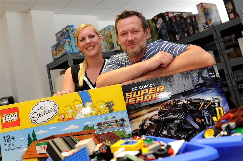 Kurz vor Weihnachten: Unbekannte brechen in Spielzeugladen ein Die Inhaber des Spielzeugladens Bauduu Patrick und Lea-Maria Zimmermann in ihrem Geschäft. Im Vordergund ein LEGO-Set.