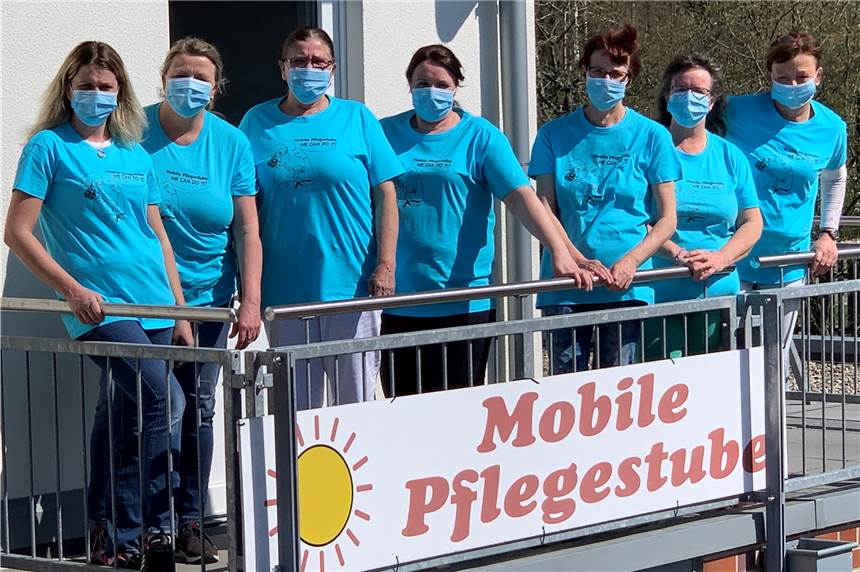 Selms Mobile Pflegestube wird 20: Trotz Corona ein Grund zu feiern Die Inhaberin der Mobilen Pflegestube Brigitte Fischer mit ihrer Tochter Katja Kowalewski (zweite und erste von links) mit Teilen ihres Teams. Die T-Shirts wurden anlässlich der Corona-Krise erstellt. Sie tragen die Aufschrift: Mobile Pflegestube „We can do it!“ („Wir können es schaffen!").