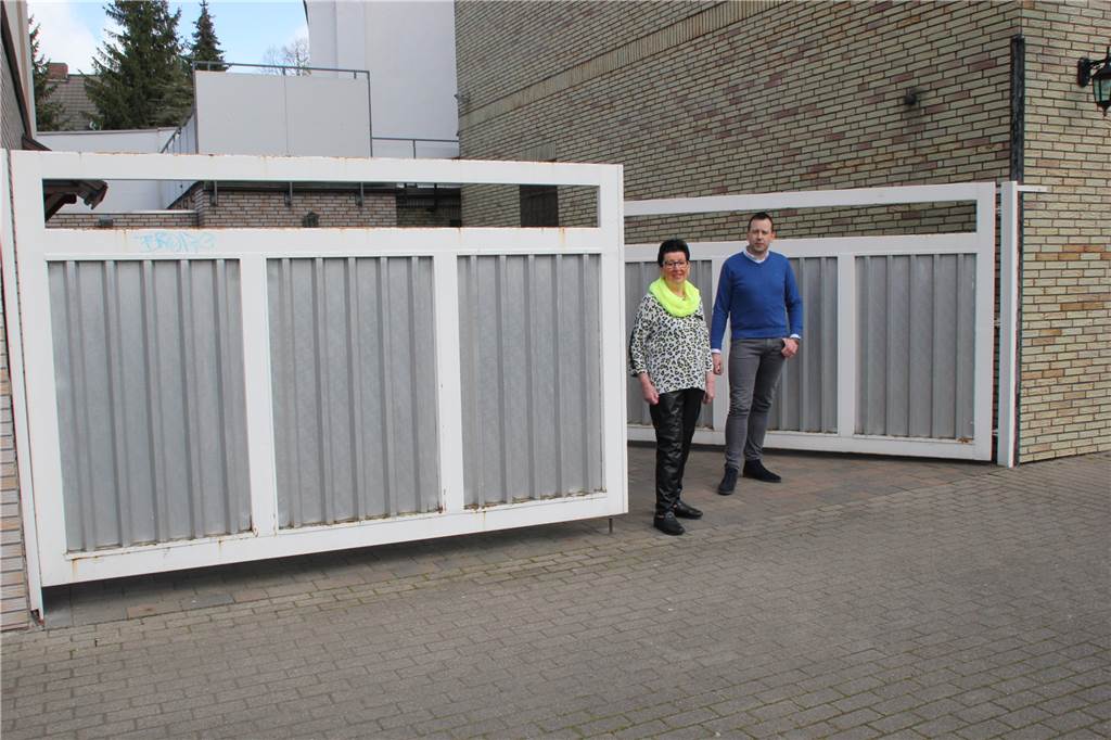 Brambauer Hof: Wirtin möchte mit Außenbereich nach Lockdown durchstarten Die Inhaberin der Traditionsgaststätte "Brambauer Hof" Renate Nioduschewski (l.) und Sohn Martin möchten zur Wiedereröffnung, nach Corona, den Außenbereich mit dem Gebäude der Traditionsgaststätte verbinden.