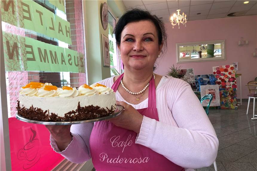 Heute empfehle ich: Stachelbeerbaiser, Himbeersahne und Kirschtorte Die Inhaberin des Cafés Puderrosa in Asseln, Marta Gdamsi, präsentiert eine ihrer Torten