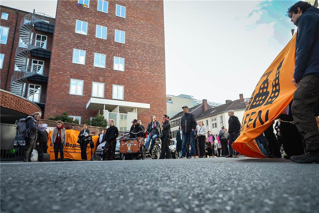 Drogenkonsumraum soll schließen: „Schockiert von der Entscheidung“ Die Initiative "Schlafen statt Strafen" hatte im Oktober auch vor dem Drogenkonsumraum demonstriert.